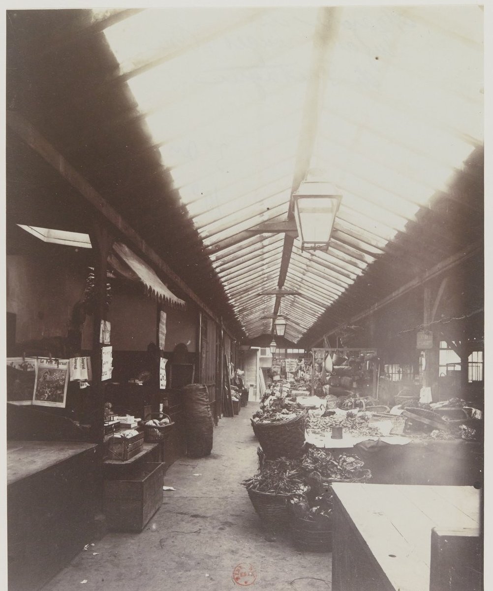 Photographie ancienne d'Eugène Atget : allée couverte du marché des Enfants-Rouges, verrière et étals