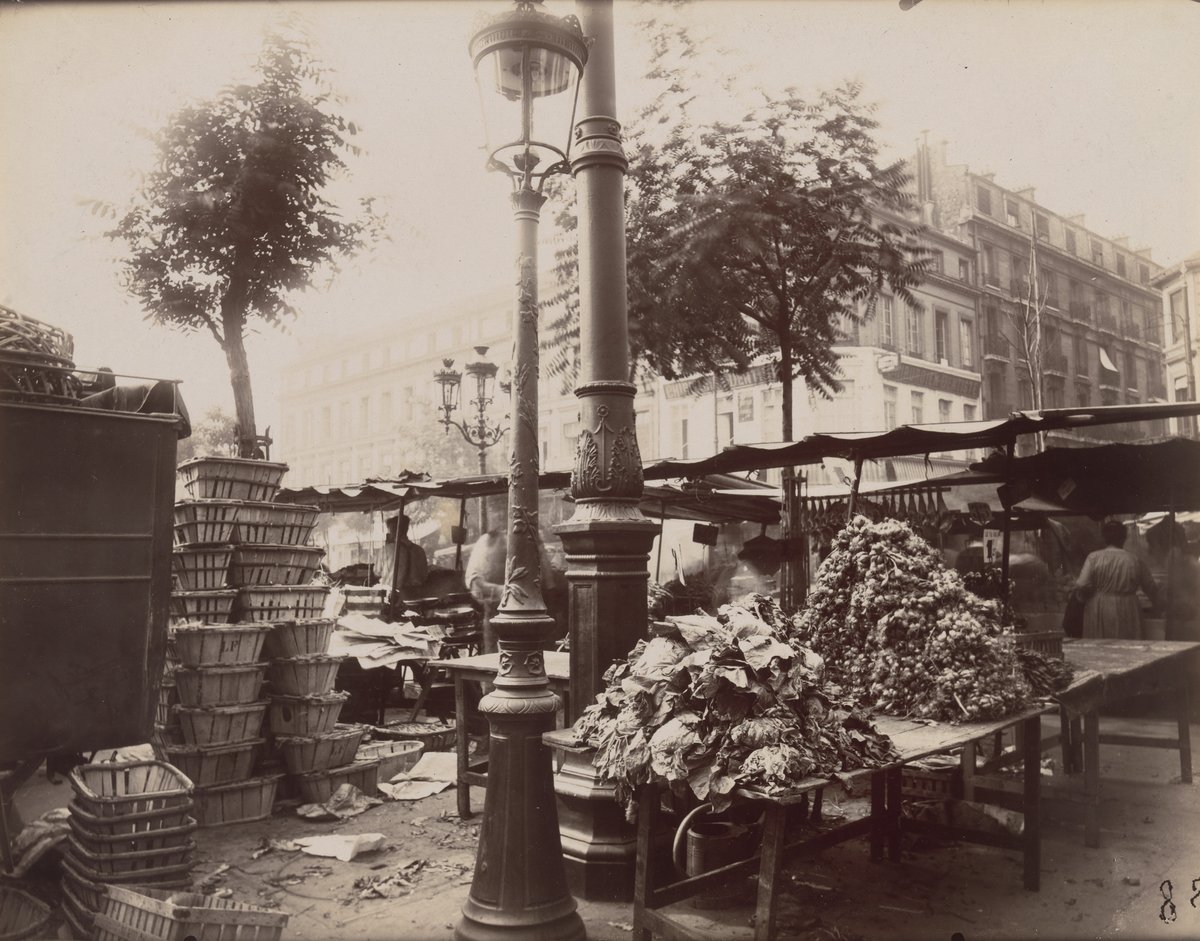 Photographie ancienne d'Eugène Atget : étals de légumes d'un marché parisien en 1925