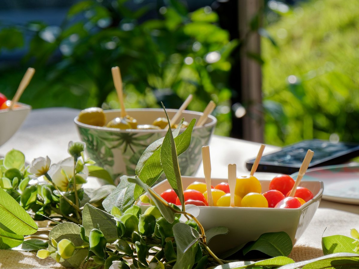 Apéritif dehors : bols d'olives, tomates cerises et piques en bois