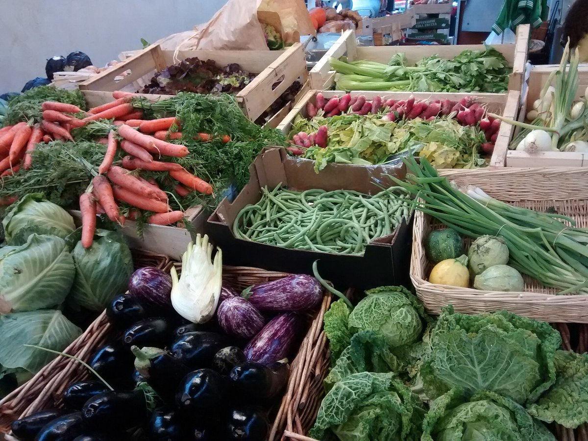 Cagettes de carottes, haricots verts, choux et aubergines sur un étal du marché des Enfants-Rouges