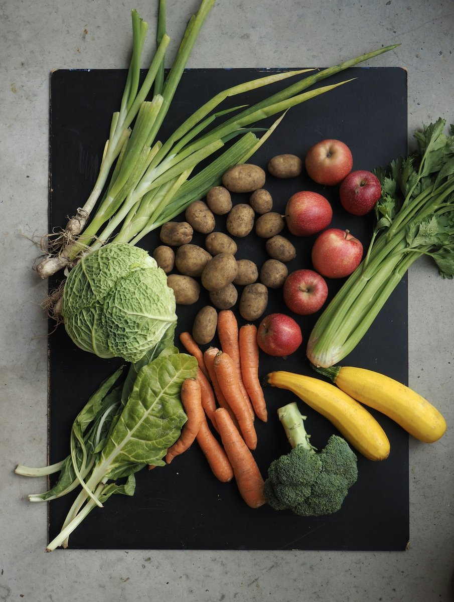 Légumes et pommes de terre posés sur une ardoise, vue du dessus
