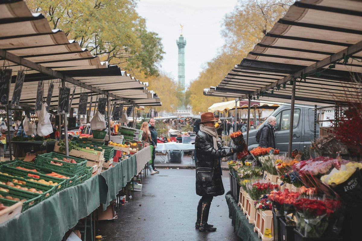 Marché de plein air du boulevard Richard-Lenoir, colonne de Juillet au fond