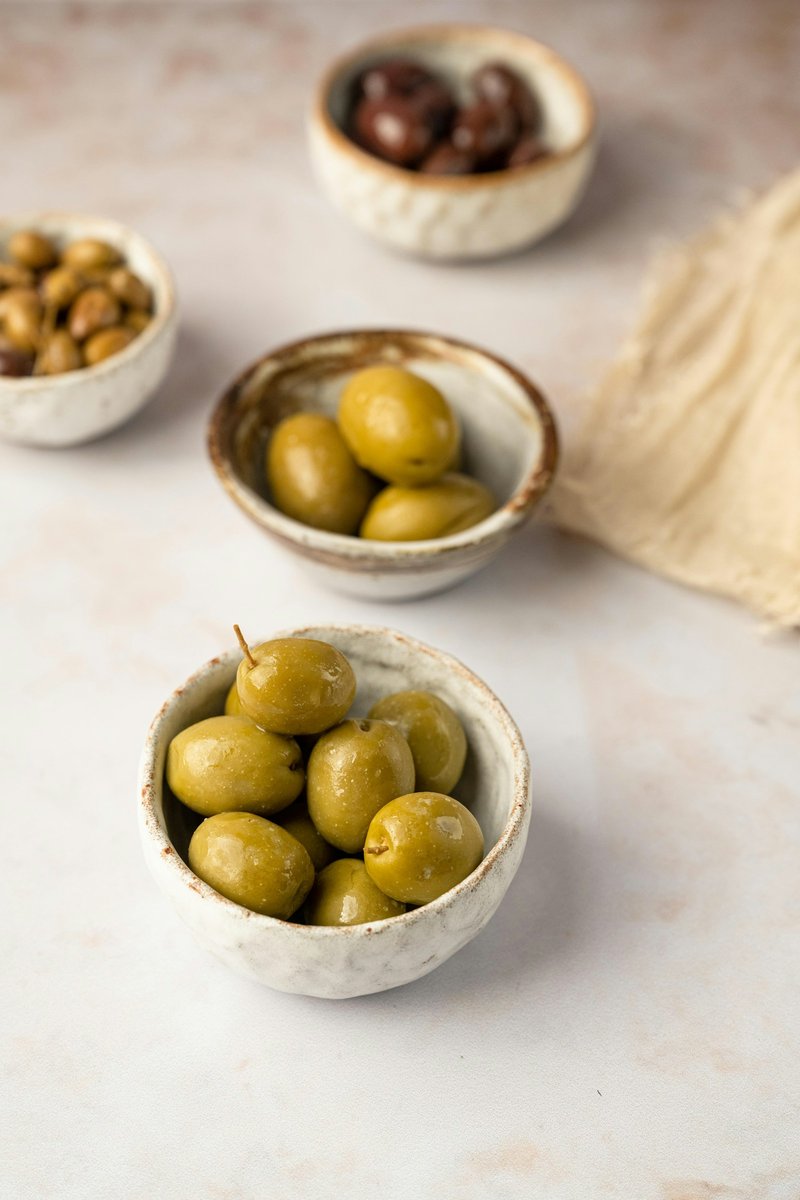 Coupelles d'olives vertes et noires vues de dessus