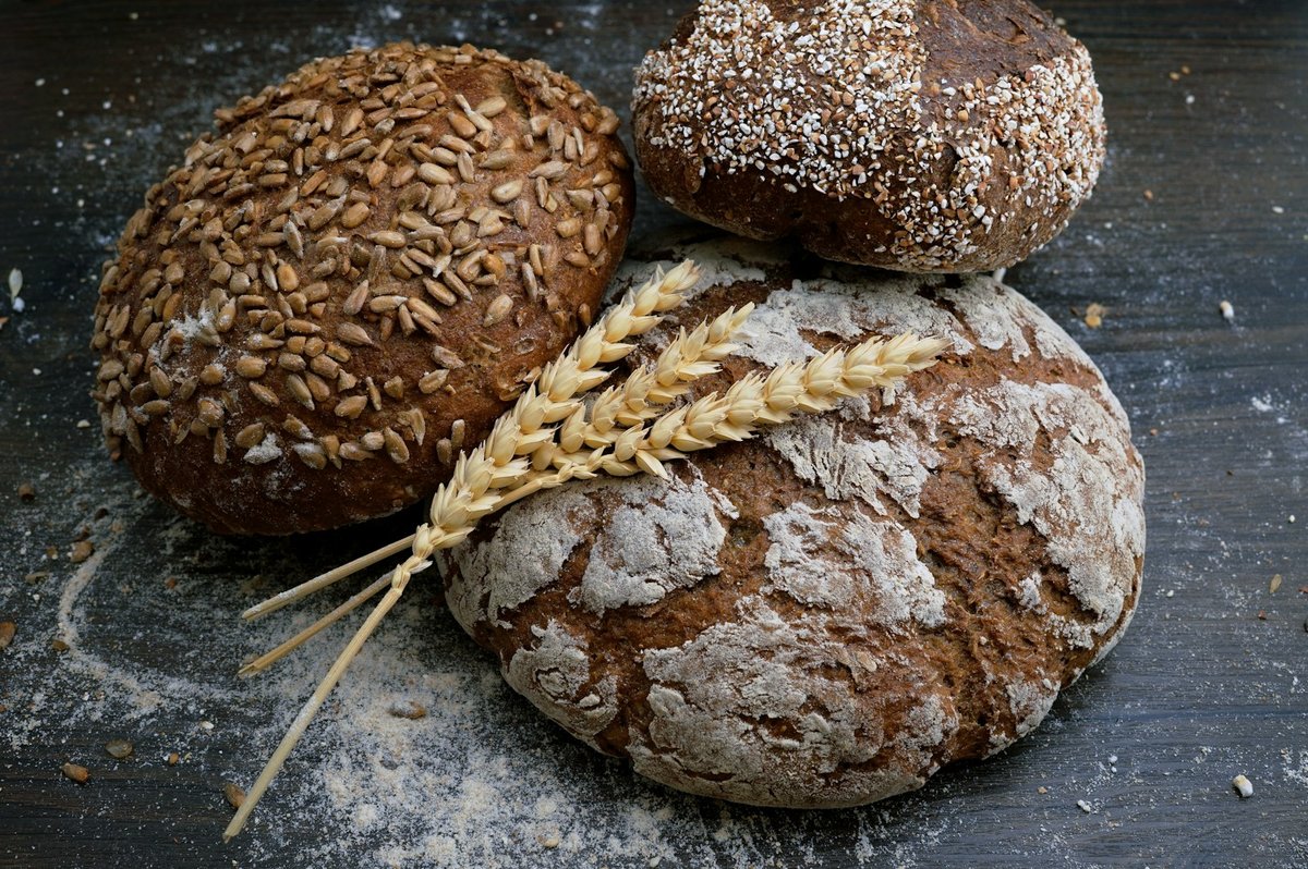Miches de pain complet et épis de blé