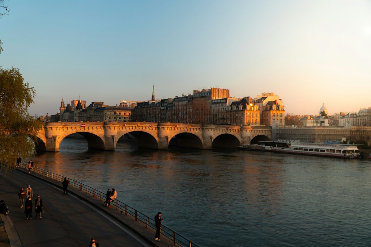 Le Pont-Neuf et les quais de Seine au soleil couchant
